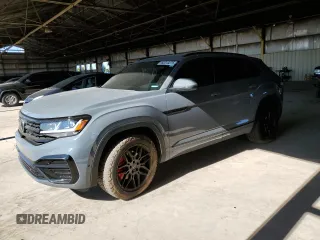 2021 Volkswagen Atlas SEL Premium R-Line with VIN 1V2FE2CAXMC219210, listed as a Copart auction lot 62213275 with 43,170 mi miles and Salvage title. Bid and sale history available at DreamBid. Image 1.