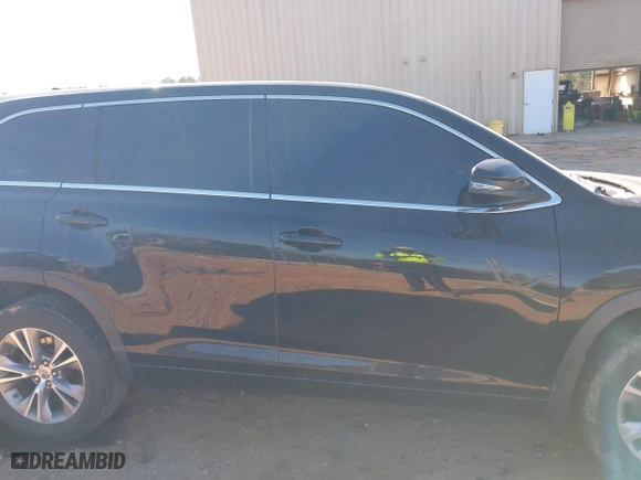 2015 Toyota Highlander LE with VIN 5TDBKRFH0FS210916, listed as a IAAI auction lot 41695145 with 123,236 mi miles. Bid and sale history available at carsss.com. Image 13.