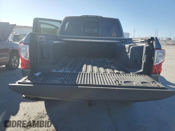 2017 Nissan Titan Platinum Reserve z VIN 1N6AA1E53HN543012, wystawiony jako Copart lot #39144854 z przebiegiem 83 008 mil mil oraz Szkoda całkowita • Salvage title. Historia ofert i sprzedaży dostępna na DreamBid. Obrazek 6.