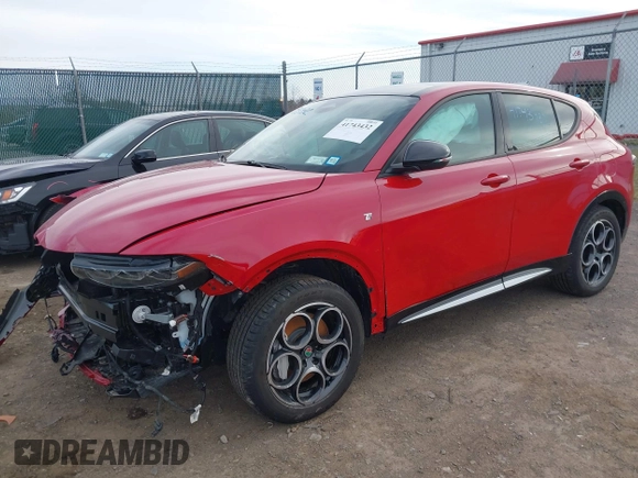 2024 Alfa Romeo Tonale Ti z VIN ZASPATCW8R3058676, wystawiony jako IAAI lot #41743432 z przebiegiem 7 985 mil mil oraz . Historia ofert i sprzedaży dostępna na DreamBid. Obrazek 2.