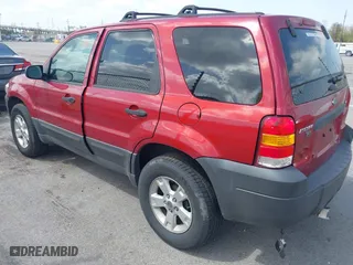 2006 Ford Escape XLT with VIN 1FMYU03116KB57637, listed as a IAAI auction lot 41803899 with 118,945 mi miles. Bid and sale history available at carsss.com. Image 3.