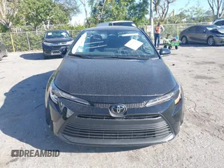 2025 Toyota Corolla LE z VIN 5YFB4MDE8SP241176, wystawiony jako IAAI lot #41316242 z przebiegiem 2063 mil mil oraz . Historia ofert i sprzedaży dostępna na DreamBid. Obrazek 12.