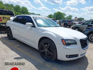 2014 Chrysler 300 S z VIN 2C3CCAGG4EH297391, wystawiony jako IAAI lot #42207431 z przebiegiem 106 571 mil mil oraz . Historia ofert i sprzedaży dostępna na DreamBid. Obrazek 1.