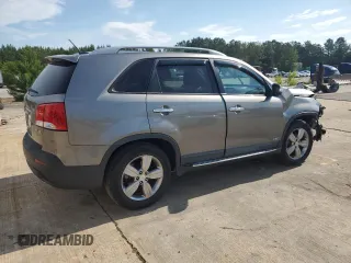 2013 Kia Sorento EX с VIN 5XYKUDA22DG365462, выставлен на аукционе Copart как лот 56941515 с пробегом 177 440 миль миль и Списание • Salvage title. История ставок и продаж доступна на DreamBid. Изображение 3.