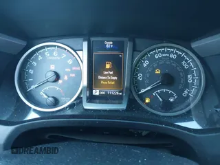 2017 Toyota Tacoma SR5 z VIN 5TFAZ5CN3HX024083, wystawiony jako IAAI lot #41739213 z przebiegiem 111 226 mil mil oraz . Historia ofert i sprzedaży dostępna na DreamBid. Obrazek 7.