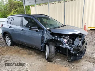 2025 Toyota Corolla Cross LE z VIN 7MUCAAAG6SV124727, wystawiony jako Copart lot #52089315 z przebiegiem 3 565 mil mil oraz Szkoda całkowita • Salvage title. Historia ofert i sprzedaży dostępna na DreamBid. Obrazek 4.