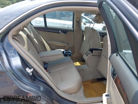 2010 Mercedes-Benz C 300 Sport z VIN WDDGF5EB4AF459962, wystawiony jako IAAI lot #42572621 z przebiegiem 229 948 mil mil oraz . Historia ofert i sprzedaży dostępna na DreamBid. Obrazek 8.