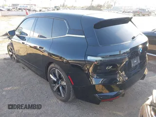2022 BMW iX xDrive50 z VIN WB523CF07NCJ80006, wystawiony jako IAAI lot #41631767 z przebiegiem 28 311 mil mil oraz . Historia ofert i sprzedaży dostępna na DreamBid. Obrazek 3.
