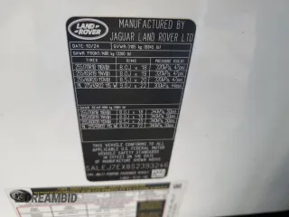 2025 Land Rover Defender S z VIN SALEJ7EX8S2393246, wystawiony jako Copart lot #62061835 z przebiegiem Nie podano mil oraz Szkoda całkowita • Salvage title. Historia ofert i sprzedaży dostępna na DreamBid. Obrazek 13.
