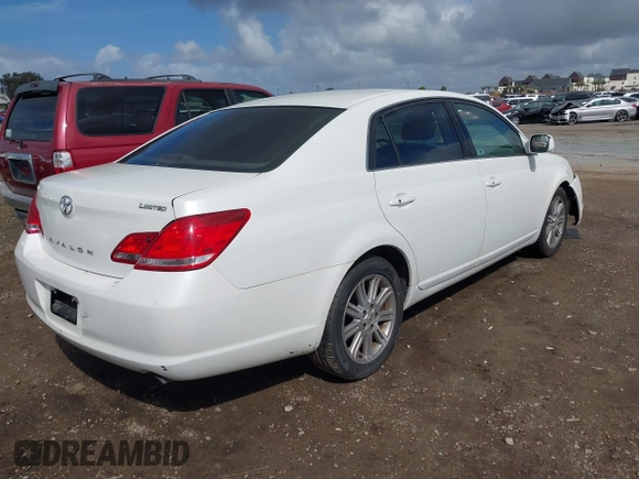 2005 Toyota Avalon XL z VIN 4T1BK36B35U023068, wystawiony jako IAAI lot #41920638 z przebiegiem 196 001 mil mil oraz . Historia ofert i sprzedaży dostępna na DreamBid. Obrazek 4.