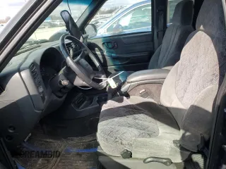 2002 GMC Sonoma SL Fleet z VIN 1GTCS19W628106655, wystawiony jako Copart lot #52509835 z przebiegiem 149 172 mil mil oraz Szkoda całkowita • Salvage title. Historia ofert i sprzedaży dostępna na DreamBid. Obrazek 7.