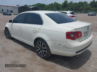2006 Volkswagen Jetta 1.9L TDI z VIN 3VWRT71K86M632237, wystawiony jako IAAI lot #42390120 z przebiegiem 359 623 mil mil oraz . Historia ofert i sprzedaży dostępna na DreamBid. Obrazek 3.