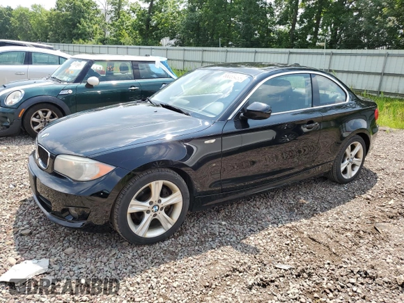 2013 BMW 1 Series 128i z VIN WBAUP9C51DVS95415, wystawiony jako Copart lot #65055485 z przebiegiem 88 907 mil mil oraz Czysty tytuł • Clean title. Historia ofert i sprzedaży dostępna na DreamBid. Obrazek 1.