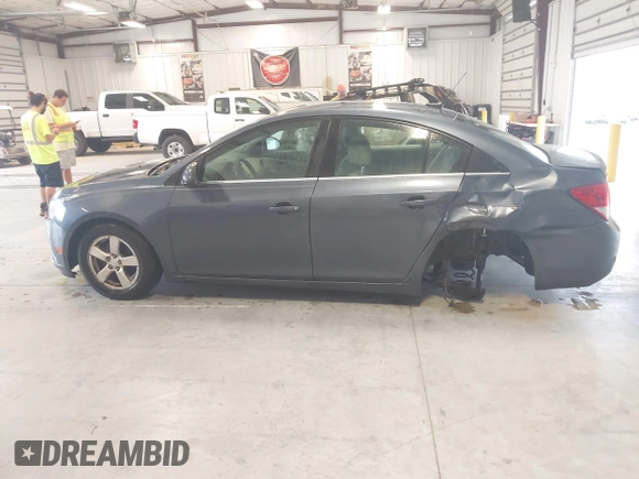 2014 Chevrolet Cruze 1LT z VIN 1G1PC5SB4E7140559, wystawiony jako IAAI lot #42622597 z przebiegiem 127 756 mil mil oraz . Historia ofert i sprzedaży dostępna na DreamBid. Obrazek 14.