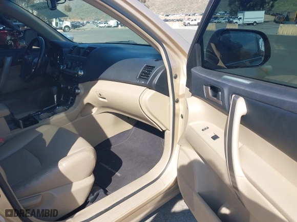 2011 Toyota Highlander with VIN 5TDZK3EH5BS042262, listed as a IAAI auction lot 41868350 with 239,202 mi miles. Bid and sale history available at carsss.com. Image 5.