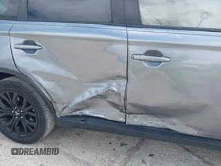 2018 Mitsubishi Outlander SE z VIN JA4AD3A38JZ020054, wystawiony jako IAAI lot #42100256 z przebiegiem 50 100 mil mil oraz . Historia ofert i sprzedaży dostępna na DreamBid. Obrazek 6.