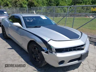 2013 Chevrolet Camaro LS z VIN 2G1FA1E37D9113674, wystawiony jako IAAI lot #42092399 z przebiegiem 138 908 mil mil oraz . Historia ofert i sprzedaży dostępna na DreamBid. Obrazek 1.