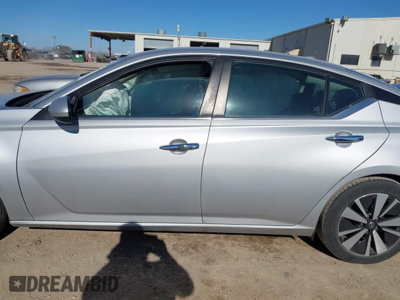 2021 Nissan Altima 2.5 SV with VIN 1N4BL4DV9MN340467, listed as a IAAI auction lot 41470877 with 61,678 mi miles. Bid and sale history available at carsss.com. Image 14.