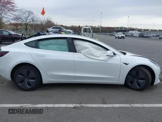 2020 Tesla Model 3 Standard Range Plus z VIN 5YJ3E1EA3LF590450, wystawiony jako IAAI lot #42026296 z przebiegiem 68 242 mil mil oraz . Historia ofert i sprzedaży dostępna na DreamBid. Obrazek 12.