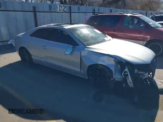 2013 Audi A5 Premium Plus z VIN WAULFAFR9DA038668, wystawiony jako IAAI lot #41879015 z przebiegiem Nie podano mil oraz . Historia ofert i sprzedaży dostępna na DreamBid. Obrazek 1.