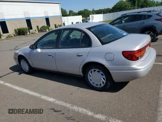 2000 Saturn SL z VIN 1G8ZK5279YZ252761, wystawiony jako Copart lot #63204475 z przebiegiem 80 646 mil mil oraz Czysty tytuł • Clean title. Historia ofert i sprzedaży dostępna na DreamBid. Obrazek 2.
