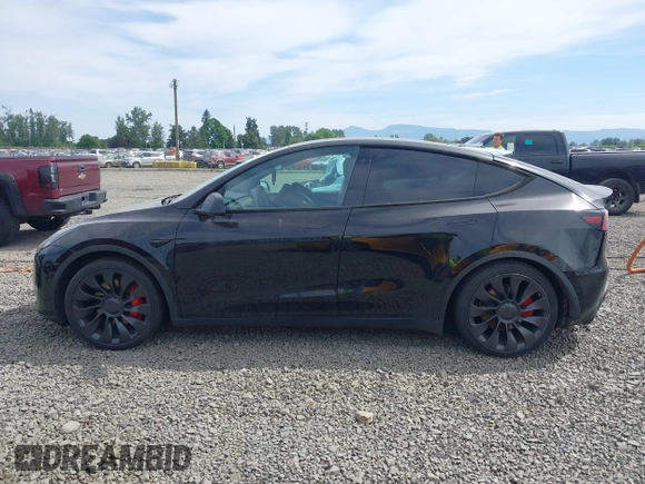 2022 Tesla Model Y Performance z VIN 7SAYGDEF5NF546680, wystawiony jako IAAI lot #42229359 z przebiegiem 55 597 mil mil oraz . Historia ofert i sprzedaży dostępna na DreamBid. Obrazek 14.