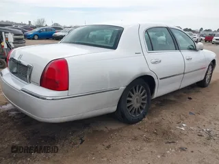 2003 Lincoln Town Car Executive z VIN 1LNHM81W93Y629010, wystawiony jako IAAI lot #41701635 z przebiegiem 247 049 mil mil oraz . Historia ofert i sprzedaży dostępna na DreamBid. Obrazek 4.