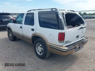1999 Chevrolet Blazer Trailblazer z VIN 1GNDT13W4X2208791, wystawiony jako IAAI lot #42281876 z przebiegiem 261 605 mil mil oraz . Historia ofert i sprzedaży dostępna na DreamBid. Obrazek 3.