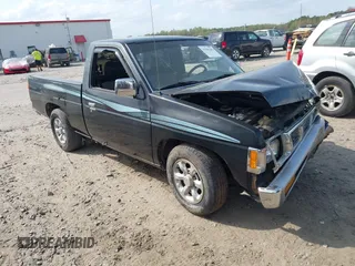 1996 Nissan Frontier XE z VIN 1N6SD11S9TC306665, wystawiony jako IAAI lot #41946267 z przebiegiem 228 518 mil mil oraz . Historia ofert i sprzedaży dostępna na DreamBid. Obrazek 1.