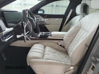 2023 BMW i7 xDrive60 z VIN WBY53EJ04PCM31425, wystawiony jako Copart lot #59719113 z przebiegiem 5414 mil mil oraz . Historia ofert i sprzedaży dostępna na DreamBid. Obrazek 7.
