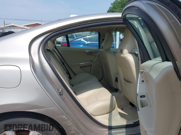 2016 Volvo S60 T5 Premier z VIN YV1612TK4G1394049, wystawiony jako IAAI lot #42491627 z przebiegiem 80 954 mil mil oraz . Historia ofert i sprzedaży dostępna na DreamBid. Obrazek 8.