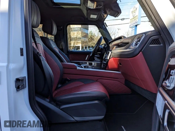 2022 Mercedes-Benz G 63 AMG z VIN W1NYC7HJ1NX453XXX, wystawiony jako Copart lot #60002315 z przebiegiem 17 560 mil mil oraz Czysty tytuł • Clean title. Historia ofert i sprzedaży dostępna na DreamBid. Obrazek 5.