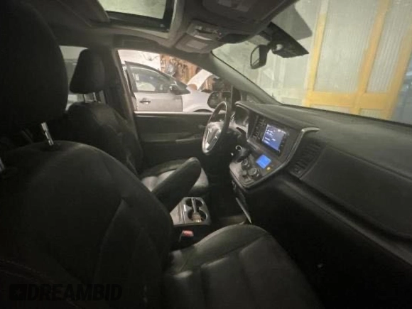 2018 Toyota Sienna SE with VIN 5TDXZ3DC1JS918378, listed as a Copart auction lot 62154135 with 110,087 mi miles and Salvage title. Bid and sale history available at DreamBid. Image 5.