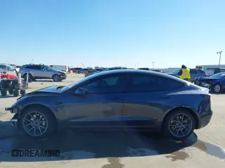 2022 Tesla Model 3 Long Range z VIN 5YJ3E1EB9NF197127, wystawiony jako IAAI lot #41366323 z przebiegiem 56 559 mil mil oraz . Historia ofert i sprzedaży dostępna na DreamBid. Obrazek 15.