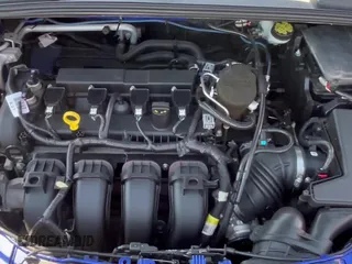 2015 Ford Focus SE z VIN 1FADP3K20FL357902, wystawiony jako Copart lot #82174635 z przebiegiem 92 532 mil mil oraz Czysty tytuł • Clean title. Historia ofert i sprzedaży dostępna na DreamBid. Obrazek 11.