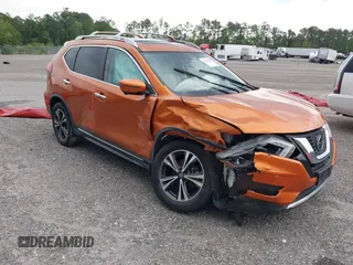 2018 Nissan Rogue SV z VIN JN8AT2MV7JW306287, wystawiony jako IAAI lot #38334092 z przebiegiem 63 307 mil mil oraz . Historia ofert i sprzedaży dostępna na DreamBid. Obrazek 1.