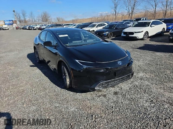2023 Toyota Prius LE z VIN JTDADABU7P3002593, wystawiony jako Copart lot #48176675 z przebiegiem 10 726 mil mil oraz Szkoda całkowita • Salvage title. Historia ofert i sprzedaży dostępna na DreamBid. Obrazek 3.