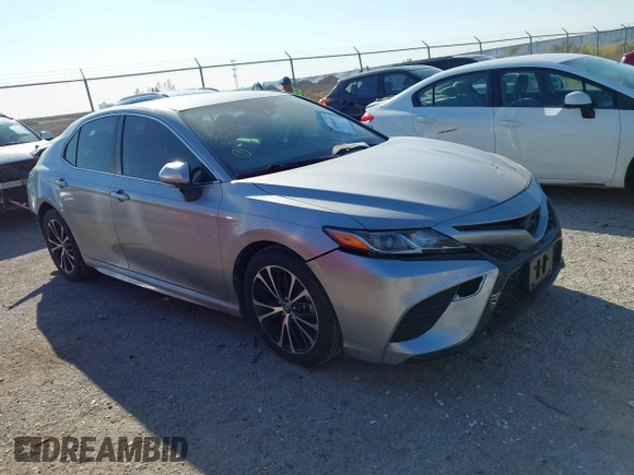 2020 Toyota Camry SE z VIN 4T1M11AK9LU931805, wystawiony jako IAAI lot #40946035 z przebiegiem 82 687 mil mil oraz . Historia ofert i sprzedaży dostępna na DreamBid. Obrazek 1.