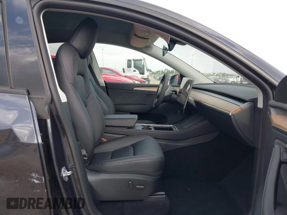 2024 Tesla Model Y Long Range with VIN 7SAYGDEE0RA261489, listed as a IAAI auction lot 41729325 with 5,060 mi miles. Bid and sale history available at carsss.com. Image 5.