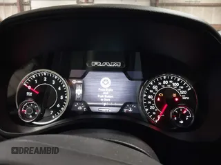 2025 Ram 1500 Big Horn z VIN 1C6RRFFG0SN572588, wystawiony jako IAAI lot #41629079 z przebiegiem 6 675 mil mil oraz . Historia ofert i sprzedaży dostępna na DreamBid. Obrazek 7.