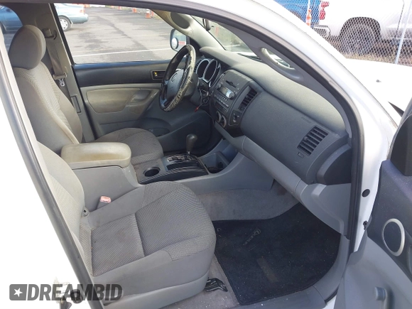 2005 Toyota Tacoma PreRunner z VIN 5TETU62N55Z086801, wystawiony jako IAAI lot #41699187 z przebiegiem 171 703 mil mil oraz . Historia ofert i sprzedaży dostępna na DreamBid. Obrazek 5.