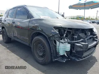 2017 Nissan Rogue SV z VIN KNMAT2MT5HP526512, wystawiony jako IAAI lot #42349293 z przebiegiem 93 620 mil mil oraz . Historia ofert i sprzedaży dostępna na DreamBid. Obrazek 1.