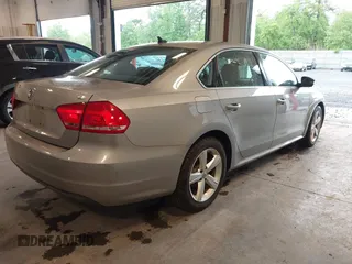 2013 Volkswagen Passat SE z VIN 1VWBP7A34DC024082, wystawiony jako IAAI lot #42308884 z przebiegiem 211 291 mil mil oraz . Historia ofert i sprzedaży dostępna na DreamBid. Obrazek 4.