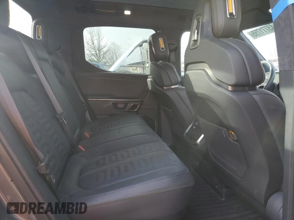 2022 Rivian R1T Adventure z VIN 7FCTGAAA5NN014941, wystawiony jako Copart lot #43771755 z przebiegiem 43 410 mil mil oraz Szkody całkowita. Historia ofert i sprzedaży dostępna na DreamBid. Obrazek 10.