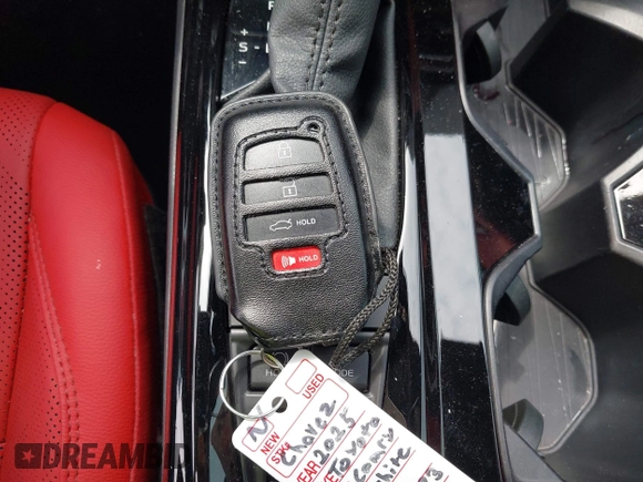 2025 Toyota Camry LE z VIN 4T1DAACK2SU016483, wystawiony jako IAAI lot #42123233 z przebiegiem 19 686 mil mil oraz . Historia ofert i sprzedaży dostępna na DreamBid. Obrazek 11.