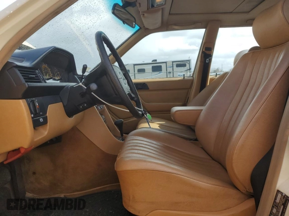 1987 Mercedes-Benz 300 E z VIN WDBEA30D5HA407789, wystawiony jako Copart lot #46482625 z przebiegiem 123 275 mil mil oraz Czysty tytuł • Clean title. Historia ofert i sprzedaży dostępna na DreamBid. Obrazek 7.