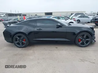 2017 Chevrolet Camaro 2SS z VIN 1G1FH1R76H0102061, wystawiony jako IAAI lot #41738738 z przebiegiem 86 099 mil mil oraz . Historia ofert i sprzedaży dostępna na DreamBid. Obrazek 14.