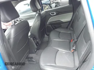 2023 Jeep Compass Latitude z VIN 3C4NJDBN6PT513561, wystawiony jako IAAI lot #42344712 z przebiegiem 4 873 mil mil oraz . Historia ofert i sprzedaży dostępna na DreamBid. Obrazek 8.