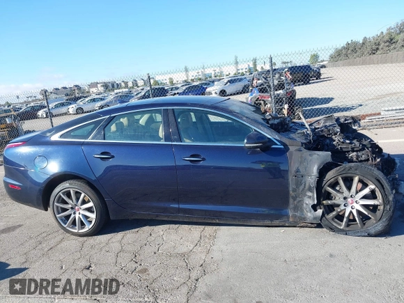 2015 Jaguar XJ with VIN SAJWA1CZ8F8V82299, listed as a IAAI auction lot 40586325 with 1 mi miles. Bid and sale history available at carsss.com. Image 12.
