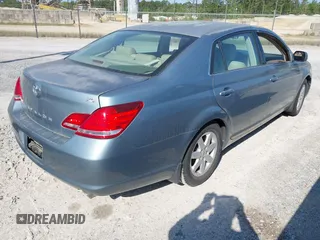 2005 Toyota Avalon XL z VIN 4T1BK36B55U032452, wystawiony jako IAAI lot #42054019 z przebiegiem 228 183 mil mil oraz . Historia ofert i sprzedaży dostępna na DreamBid. Obrazek 4.